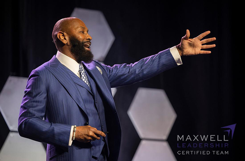 Carl Green delivering a keynote on transformational leadership at a Maxwell Leadership event.