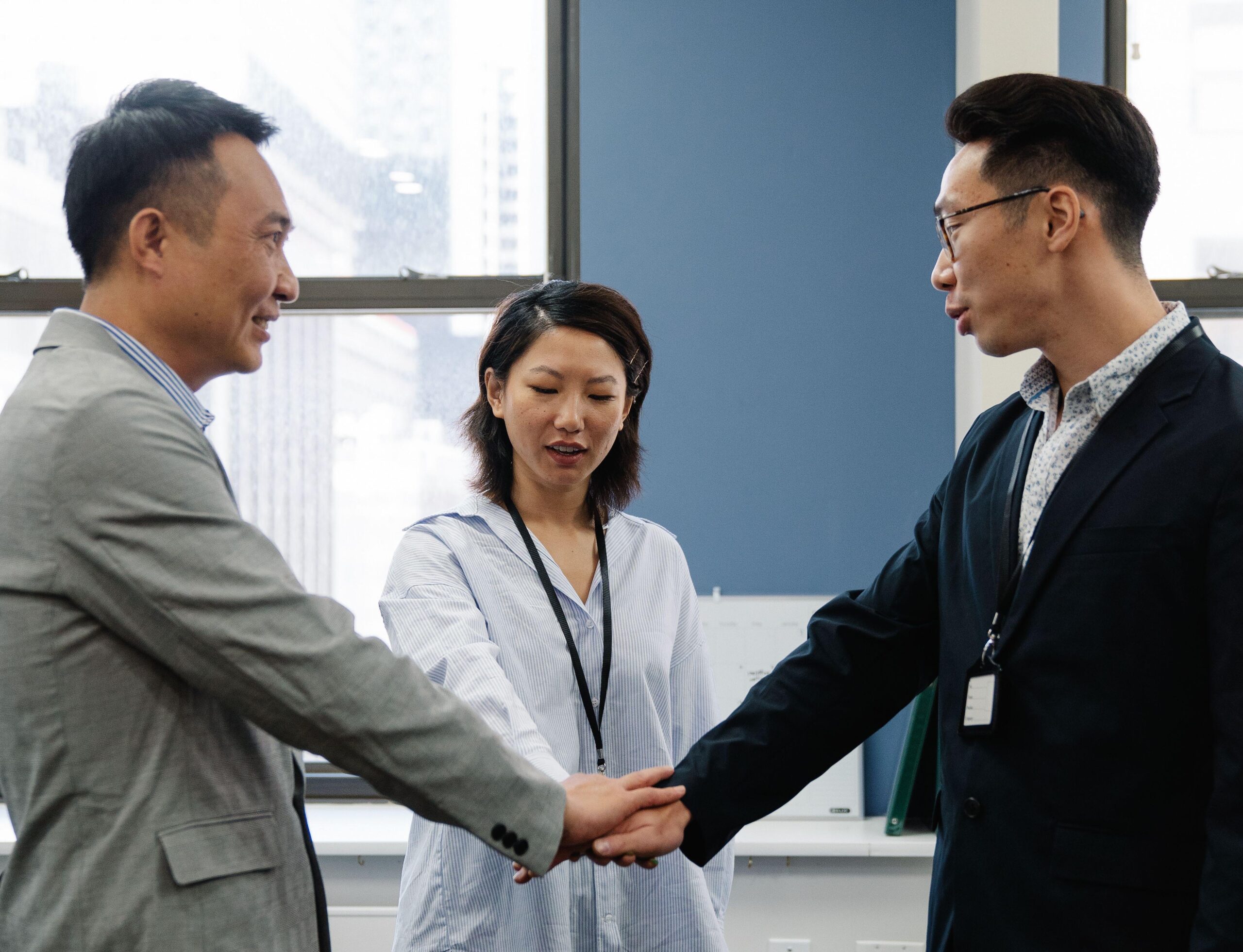 Community leaders collaborating through a Chinese Mutual Aid Association business network event