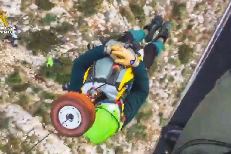 Spanish Mountain Rescue Team Plucks Fallen Climber to Safety