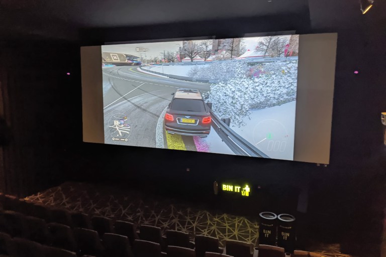 VIDEO: Gamers Rent Cinema Closed by Covid-19 for Xbox Challenge