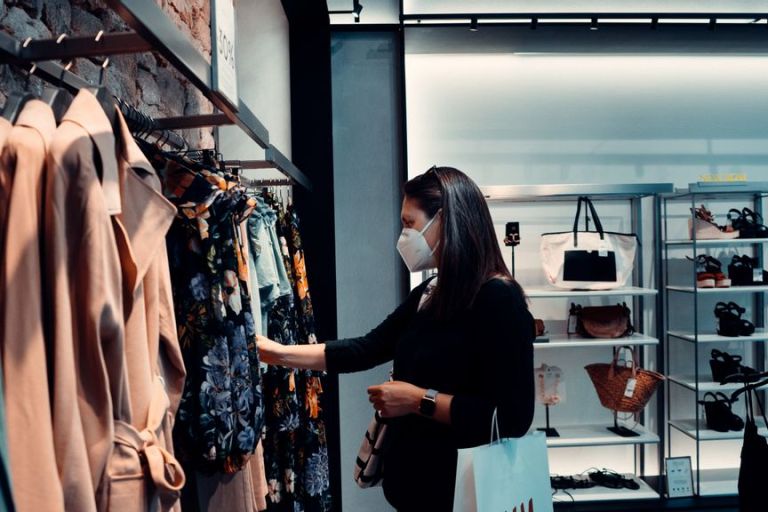 US Retail Sales Down As Supply Chain Issues Loom Over Markets
