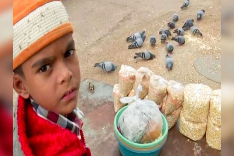 10-Year-Old Indian Boy Juggles Street-Vending And School To Afford Sister’s Brain Cancer Treatment 