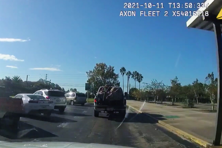 VIDEO: Ladrones de una camioneta arrojaron herramientas a patrullas durante una persecución