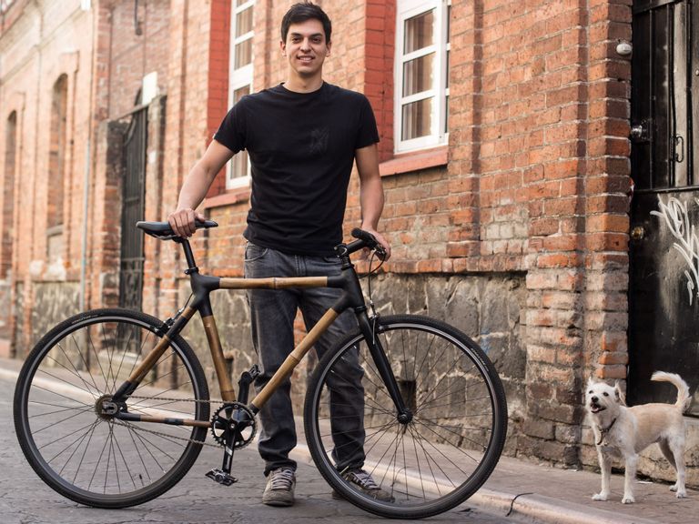 Mexicano crea bicicletas de bambú como apuesta a la sostenibilidad ambiental