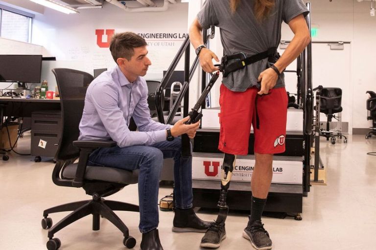 VIDEO: Powered Exoskeleton Helps Lower-Limb Amputees Walk