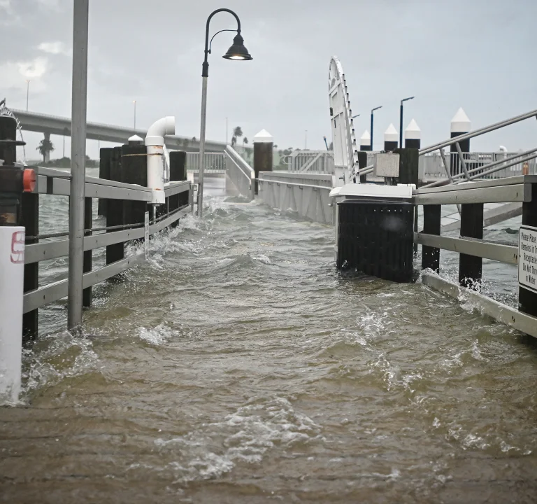Hurricane Idalia unleashes fury on Florida and Georgia, swamping a wide stretch of coast-Live Footage