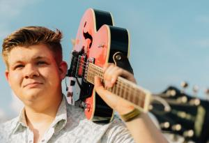 Country Star Alex Miller Delivers Holiday Cheer With High-Wattage Two-Stepper, ‘All Wrapped Up In You This Christmas’