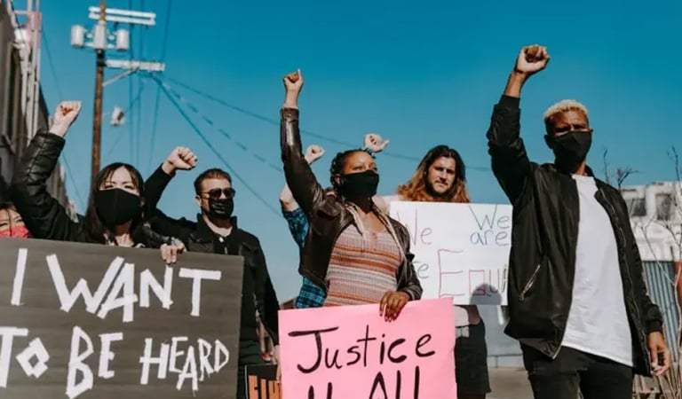 How Does the Political Spotlight Affect Community Activism?