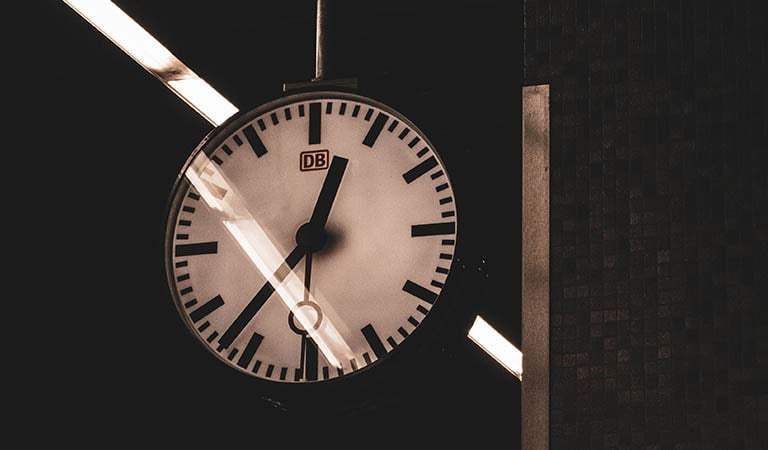 Sunset Vibes vs. Pitch-Black Mornings: The Ultimate Vibe Check on Locking the Clocks
