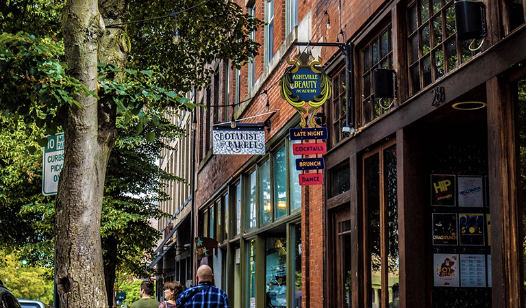 Travelution: Forget Foliage: How Elite Mountain Towns Turn Window Shopping, Wild Nightlife, and Grand Teton Thrills Into High-Stakes Escapes