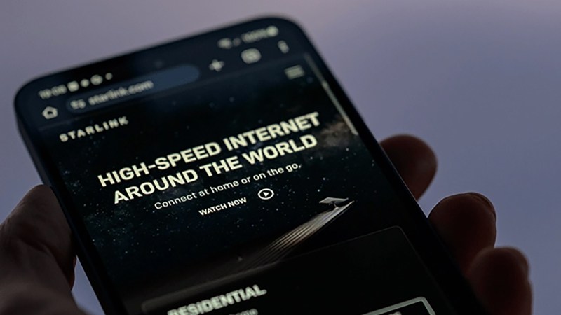 Conceptual rendering of Elon Musk and a smartphone transmitting cellular signals directly to Starlink orbital satellites.